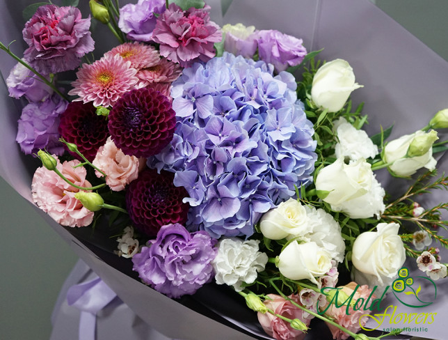 Букет с фиолетовой гортензией и хризантемами Фото